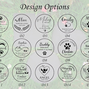 Puede incluir: Una colecci&oacute;n de dise&ntilde;os conmemorativos para mascotas, con colgantes circulares. Cada dise&ntilde;o incluye nombres, fechas, huellas de patas y alas de &aacute;ngel. El texto incluye frases como "Forever Loved" e "In Loving Memory".