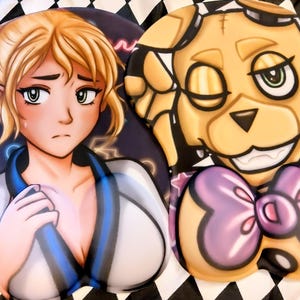 Op de afbeelding: Twee aangepaste muismatten met anime-stijl personages. Eén pad toont een blonde vrouw met een bezorgde uitdrukking, de andere een geel cartoonpersonage met een paarse strik. De achtergrond is een zwart-wit geblokt patroon.