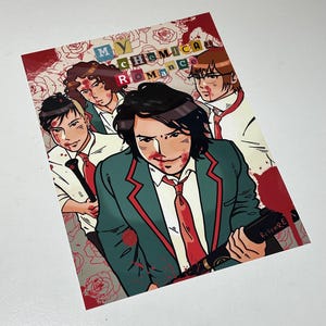 Könnte beinhalten: Druck mit vier Figuren in grünen Blazern, roten Krawatten und weißen Hemden, mit Blutspritzern. Der Text "My Chemical Romance" steht oben. Eine Figur hält eine Waffe mit dem Wort "Revenge" darauf. Der Hintergrund hat ein Rosenmuster.