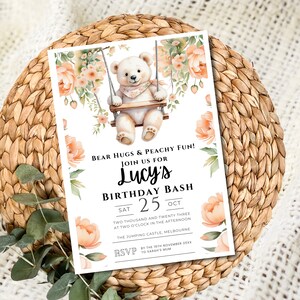 ピーチベアの誕生日招待状テンプレート - 編集可能な子供向けパーティー招待状、ピーチテーマ、ダウンロード、バンダナベアコレクション