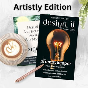 Puede incluir: Un diseño "Artistly Edition" con un libro negro con un gráfico de bombilla y el texto "design it". También se ven una taza de café, un bolígrafo y otros libros. También se ve el texto "the prompt keeper".