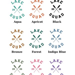 K&ouml;nnte beinhalten: Eine Grafik mit der &Uuml;berschrift DESIGN COLOR OPTIONS zeigt neun Varianten eines Lake Squad Logos. Jedes Logo enth&auml;lt den Text LAKE SQUAD, das Jahr 2026 und gekreuzte Ruder in verschiedenen Farben: Aqua, Aprikose, Schwarz, Bronze, Waldgr&uuml;n, Indigoblau, Oliv, Pink und Violett.