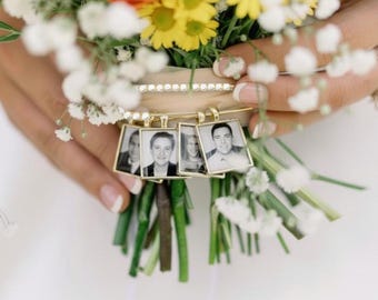 Könnte beinhalten: Ein goldfarbenes Metall-Charm-Armband mit vier quadratischen Rahmen, die Schwarz-Weiß-Porträtfotos enthalten. Das Armband ist mit einer Reihe kleiner, klarer, runder Kristalle verziert und um einen Strauß aus orangefarbenen, gelben und weißen Blumen gewickelt.
