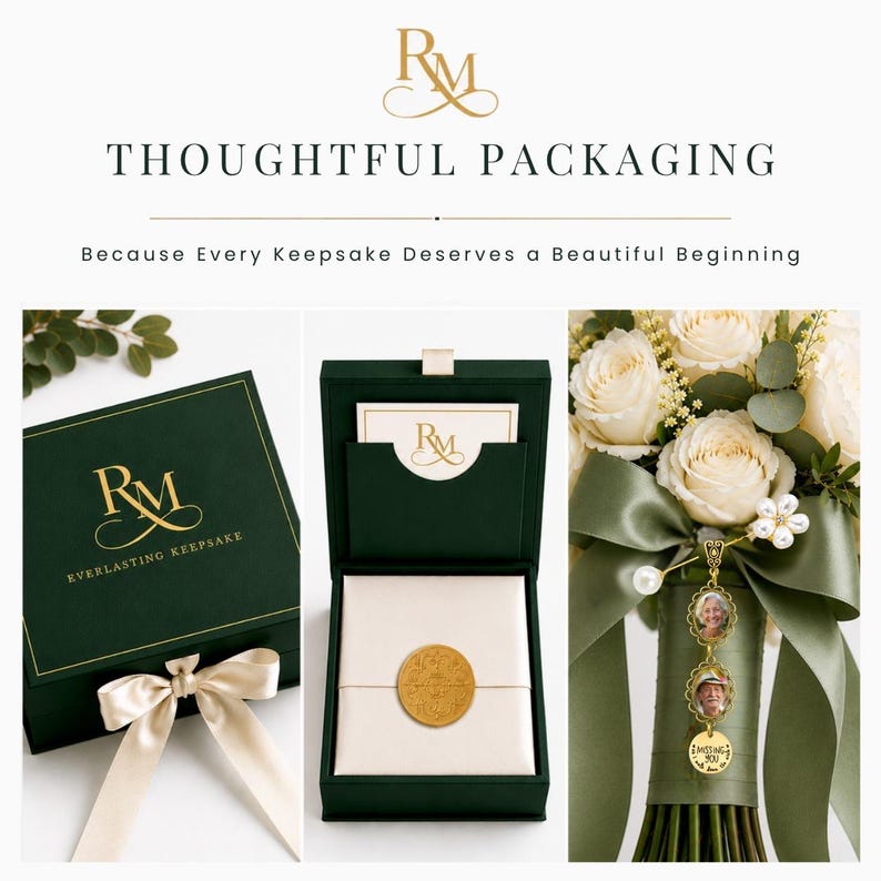 Puede incluir: Una caja de regalo cuadrada de color verde oscuro con un logotipo RM dorado y el texto EVERLASTING KEEPSAKE, con una cinta color crema. Dentro, una caja a juego contiene una moneda dorada. Un ramo de novia lleva un colgante de foto dorado con dos retratos.