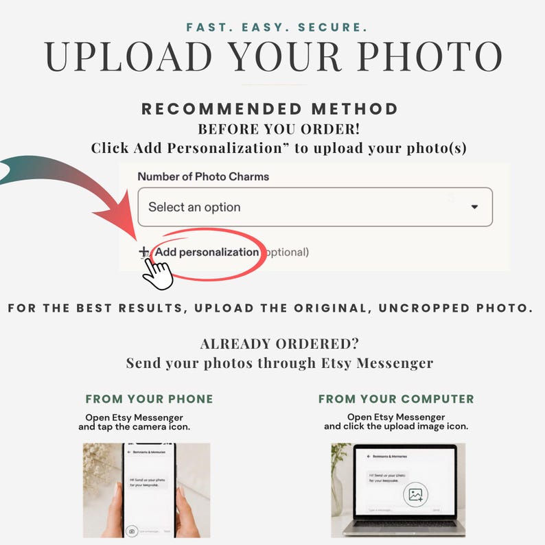 Puede incluir: Un gr&aacute;fico instructivo titulado UPLOAD YOUR PHOTO con texto que explica c&oacute;mo a&ntilde;adir personalizaci&oacute;n para dijes de fotos. Incluye un men&uacute; desplegable, una flecha roja que apunta al bot&oacute;n Add personalization y pasos para tel&eacute;fono y ordenador.