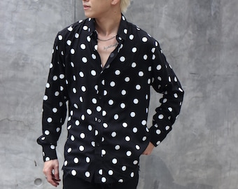 Camisa de viscosa con estampado de lunares Vermont: unisex, ligera, con botones, tejido suave y drapeado, estilo minimalista y lujoso.