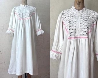 Camisón estilo francés antiguo de la época eduardiana de 1900 con ribete de cinta y ojales, talla 47" de pecho (grande)
