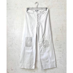 Pantalones de marinero blancos con parches de la Marina de los EE. UU., estilo vintage de los años 40. Pantalones militares con cierre de botones. Cintura de 74 cm (29"), entrepierna de 70 cm (27 1/2"). Talla S