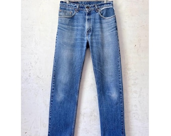 Jeans Levi's 505 vintage de los años 70 y 80, estilo recto, con etiqueta roja, desteñidos y parches, talla 32" de cintura, 32" de entrepierna. Hechos en EE. UU.