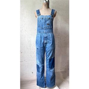 Mono de trabajo de mezclilla desgastada estilo años 50 y 60 de Big Smith, con parches y reparaciones en la espalda baja, talla 32” de cintura y 30” de entrepierna.