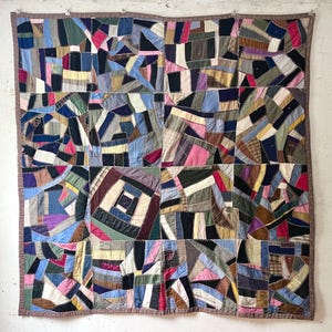 Coperta/copriletto vintage antico dei primi del '900, fatto a mano con motivo patchwork crazy quilt, dimensioni 78" x 78".