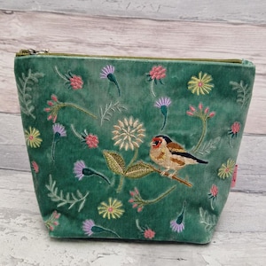 Grön sammetspåse/necessär broderad med blommor och en steglits