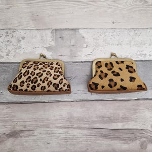Vintage inspirierte Geldbörse aus Leder. Traditionelle Metallfassung mit Drehverschluss. Strukturierte Oberfläche in einer Auswahl an Leopardenmustern.