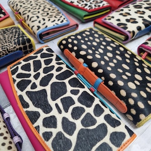 Kanti - Cartera/cartera de piel reciclada con estampado animal. Colores arcoíris brillantes. Diseños únicos. Ideal para regalar en cumpleaños y aniversarios.