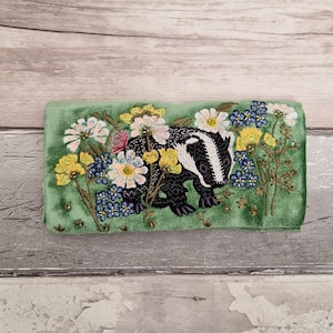 Grön sammetssmyckesrulle med broderad grävling och blommönster