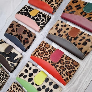 Samira - Porte-monnaie / Porte-monnaie en cuir recyclé à imprimé animal. Arc-en-ciel de couleurs au choix. Modèles uniques. Excellent cadeau, anniversaire, anniversaire.