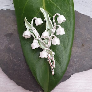 Broche muguet - Fleur de naissance pour mai. Fleur nationale de Finlande. Aussi appelées cloches de mai et larmes de la dame. Peint à la main.
