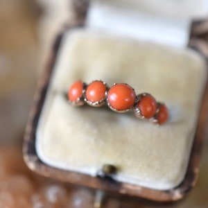 Antieke Georgische halve ring | 1805 koraalring | antieke koraalring