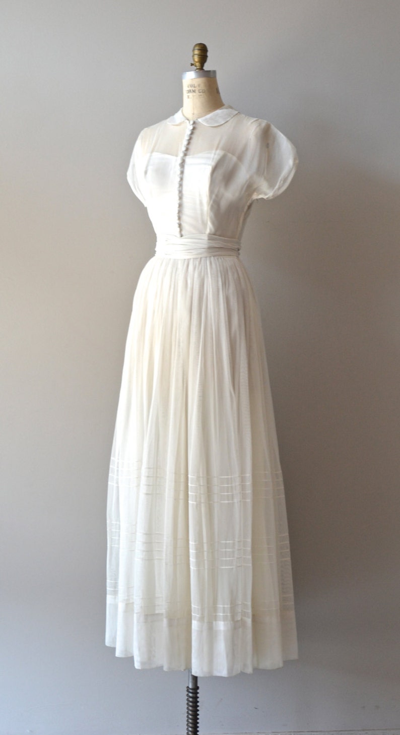 what to wear to a wedding in your 40s