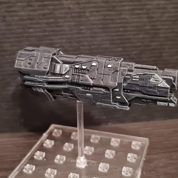 La flotta di Halo combatte contro l'incrociatore super pesante di classe Valiant