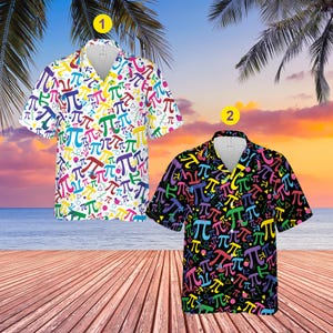 Può includere: Due camicie a maniche corte con un colorato motivo a simbolo pi. Una camicia è bianca con un vivace design a simbolo pi, l'altra nera con un motivo simile e colorato. Le camicie sono esposte su un ponte di legno con una spiaggia e un tramonto sullo sfondo.