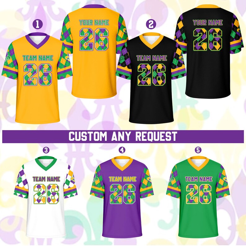 Op de afbeelding: Een verzameling van zes aanpasbare jerseys in verschillende kleuren, waaronder geel, zwart, wit, paars en groen. Elke jersey heeft een V-halsontwerp, met de optie om een teamnaam en het nummer 26 of 28 toe te voegen.