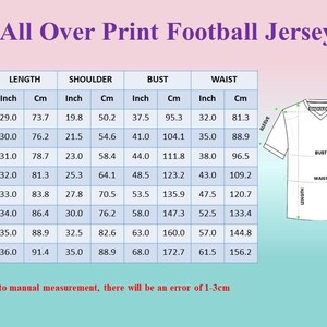 Op de afbeelding: Maattabel voor een voetbalshirt met all-over print. Maten vari&euml;rend van S tot 5XL, met afmetingen in inches en centimeters voor lengte, schouder, borst en taille. Een diagram toont de meetpunten van het shirt.