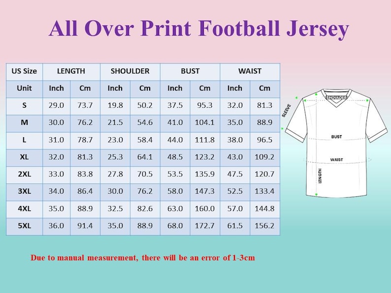 Op de afbeelding: Maattabel voor een voetbalshirt met all-over print. Maten vari&euml;rend van S tot 5XL, met afmetingen in inches en centimeters voor lengte, schouder, borst en taille. Een diagram toont de meetpunten van het shirt.