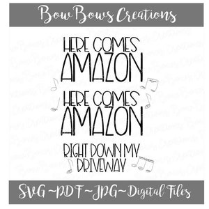 Może przedstawiać: Cyfrowy projekt z napisem "Here Comes Amazon" w kolorze czarnym, ozdobiony nutami i frazą "Right Down My Driveway". Dostępne formaty plików to SVG, PDF i JPG. Projekt autorstwa Bow Bows Creations.