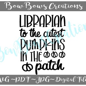 Può includere: Un file digitale con la scritta "Librarian to the cutest pumpkins in the patch" in grassetto nero. Il design include illustrazioni di zucche e le parole "Bow Bows Creations" in alto.
