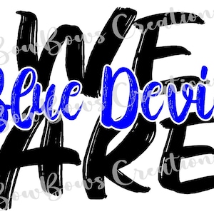Puede incluir: Un diseño gráfico con las palabras "WE ARE Blue Devils" en negro y azul. Las palabras "WE ARE" están en un estilo de trazo de pincel en negrita, mientras que "Blue Devils" está en cursiva. El fondo es blanco.