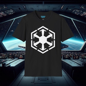 Könnte beinhalten: Schwarzes T-Shirt mit einem weißen geometrischen Symbol. Das T-Shirt hat kurze Ärmel und einen Rundhalsausschnitt. Der Text "POMSH PRINTS" ist oben rechts sichtbar. Der Hintergrund zeigt ein Raumschiff-Cockpit mit Blick ins All.