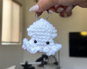 Llavero de calamar a crochet amigurumi