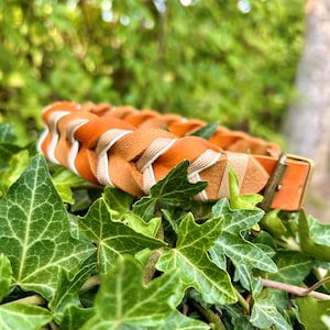 Handmade leather collar cognac with paracord decor