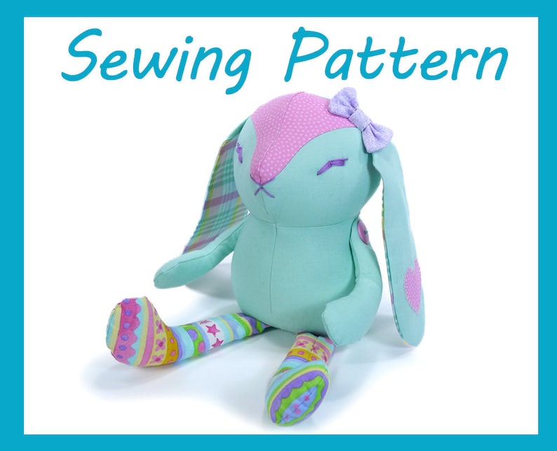 Puede incluir: Patr&oacute;n de costura para un conejito de peluche turquesa con orejas rosas, un lazo rosa con lunares blancos y patas rayadas de colores. El conejito tiene un parche en forma de coraz&oacute;n en una oreja.