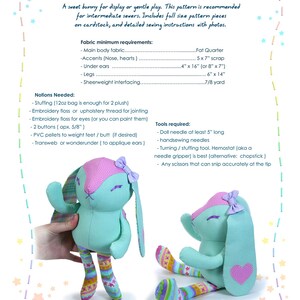 Puede incluir: Un patr&oacute;n de costura para un conejito turquesa con detalles rosas, titulado "Yukito the Bunny". El patr&oacute;n incluye instrucciones para coser un conejito de peluche con un lazo, corazones y polainas a rayas. El patr&oacute;n se recomienda para costureras intermedias.