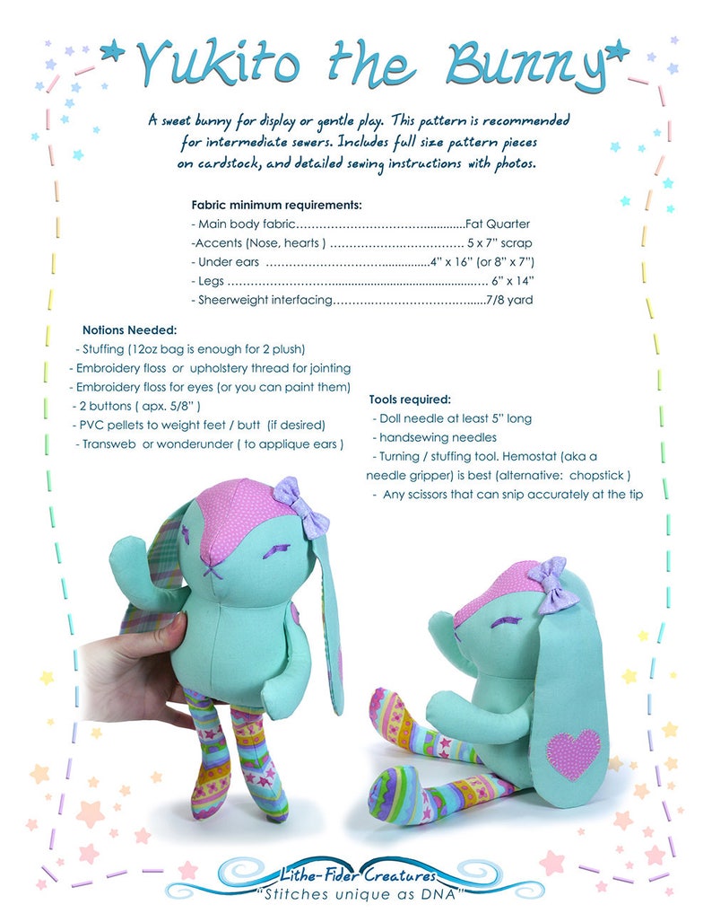 Puede incluir: Un patr&oacute;n de costura para un conejito turquesa con detalles rosas, titulado "Yukito the Bunny". El patr&oacute;n incluye instrucciones para coser un conejito de peluche con un lazo, corazones y polainas a rayas. El patr&oacute;n se recomienda para costureras intermedias.