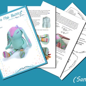 Puede incluir: Un patr&oacute;n de costura para un conejito de peluche llamado Yukito. El patr&oacute;n incluye instrucciones y plantillas para hacer un conejito de 29 cm de alto. El conejito es azul claro con orejas rosas y un lazo rosa.