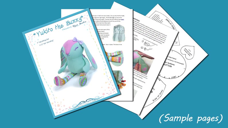 Puede incluir: Un patr&oacute;n de costura para un conejito de peluche llamado Yukito. El patr&oacute;n incluye instrucciones y plantillas para hacer un conejito de 29 cm de alto. El conejito es azul claro con orejas rosas y un lazo rosa.