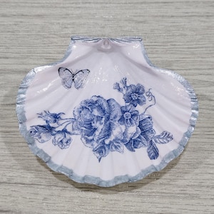 Blue Floral Seashell Ring Dish – Real Shell Jewelry Holder with Butterfly Design, Decoupage Trinket Tray, Vintage-Inspired Gift