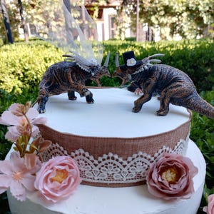 Dinosaur Wedding Cake Topper – Funny Triceratops Bride and Groom Figurines with Veil, Hat and Flowers – Unique Jurassic Wedding Decoration