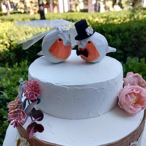 Wooden Love Birds Wedding Cake Topper – Hand Carved Bride and Groom Birds with Veil and Top Hat – Rustic Woodland Wedding Decoration