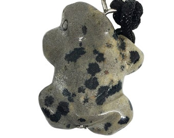 Encanto de piedra dálmata también conocido como amuleto de rana de jaspe dálmata en cordón negro también conocido como fetiche de rana