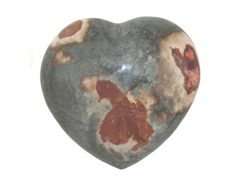 Puede incluir: Una piedra en forma de corazón con una superficie pulida. La piedra presenta una mezcla de colores, incluyendo gris, marrón y crema. El corazón tiene una forma suave y redondeada y es probablemente un objeto decorativo.