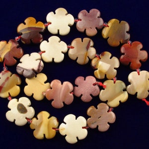 16-Zoll-Strang aus Mookait Jaspis Perlen 20 Flower-Power-Perlen