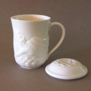 White Porcelain Reclining Buddha Mug with Lotus Lid image 3