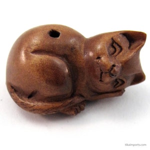Resting Kitty Hand-Carved Boxwood Ojime Bead