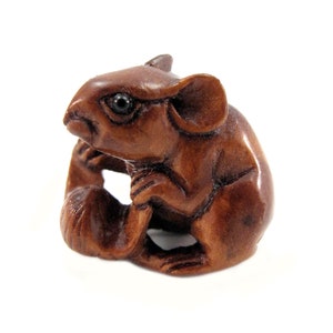 Mouse with Almond Hand-Carved Boxwood Ojime Bead