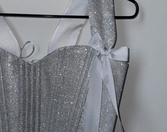 Corsé negro con purpurina sobre el busto: Bustier renacentista hecho a medida