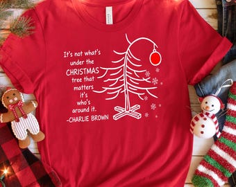 Camiseta del árbol de Navidad de Charlie Brown. Lo importante no es lo que hay debajo del árbol. Camiseta familiar de Navidad. Cita navideña de Charlie Brown.